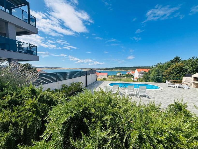 Πισίνα στο ή κοντά στο House off Caska