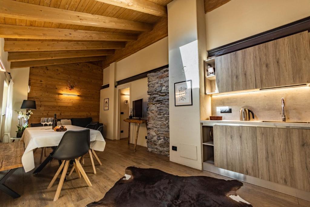 eine Küche und ein Esszimmer mit Tisch und Stühlen in der Unterkunft Lo Paglier - Le Four des Alpes in Rhemes-Saint-Georges