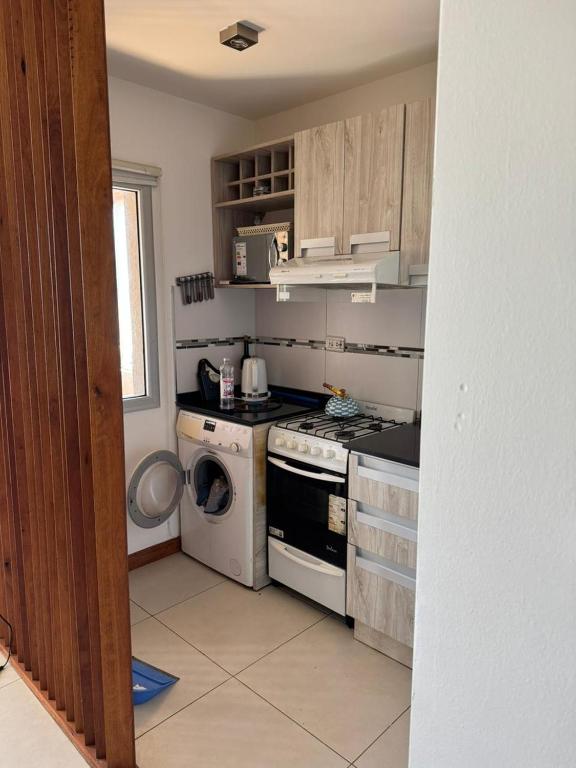 Η κουζίνα ή μικρή κουζίνα στο Lujoso y amplio departamento en alquiler