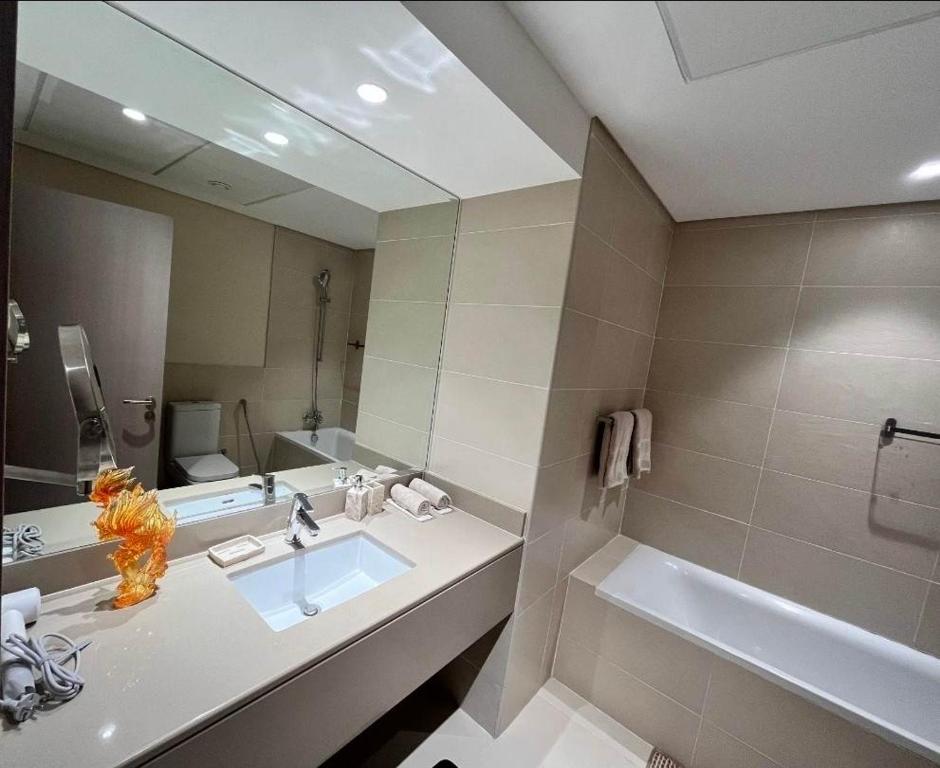 O baie la The Zen Chapter - 120 inch screen