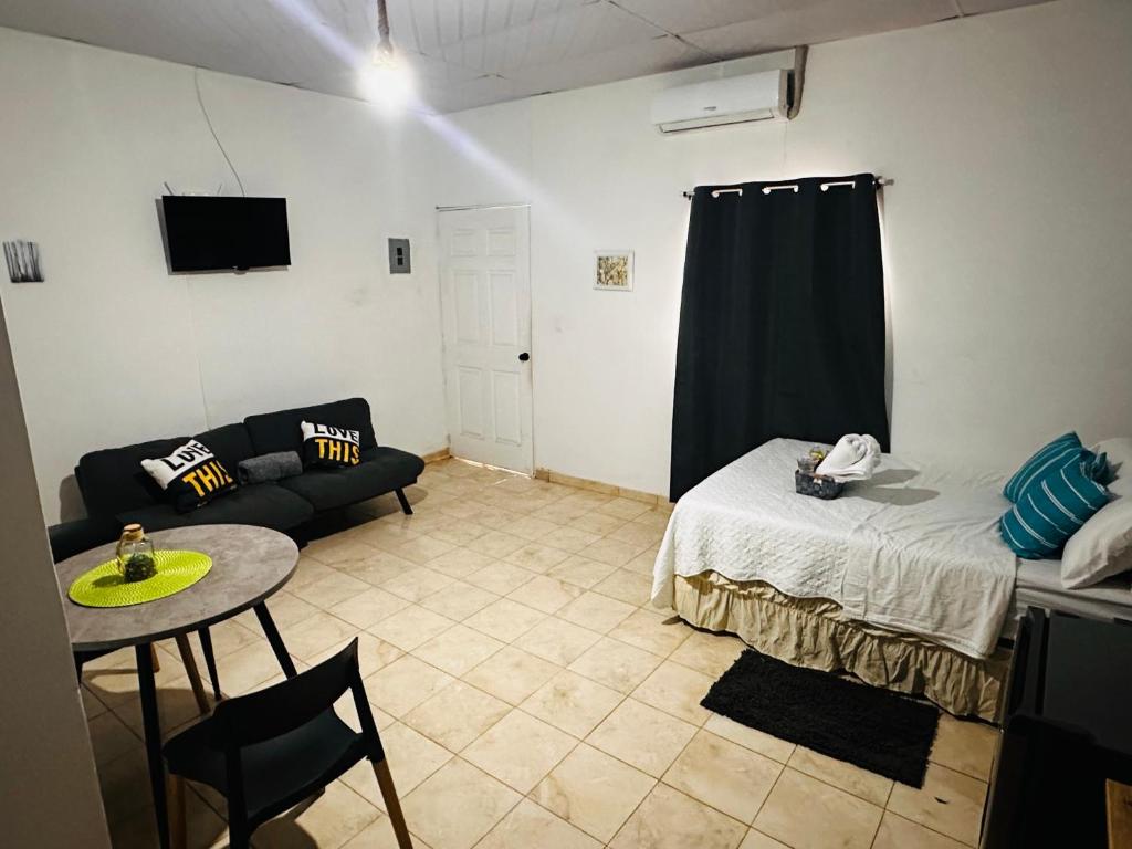 Postel nebo postele na pokoji v ubytování EcoSurf Villa Sunzal, La Libertad