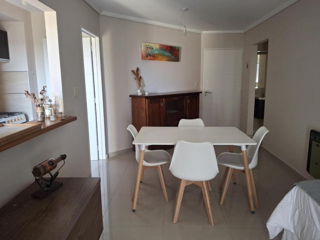 une salle à manger avec une table blanche et des chaises blanches dans l'établissement Temporary Furnished Apartment 1 bedroom, à Córdoba
