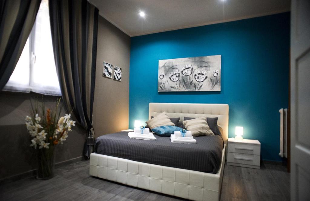 ローマにあるCostantino Secondo Guest Houseの青い壁のベッドルーム1室