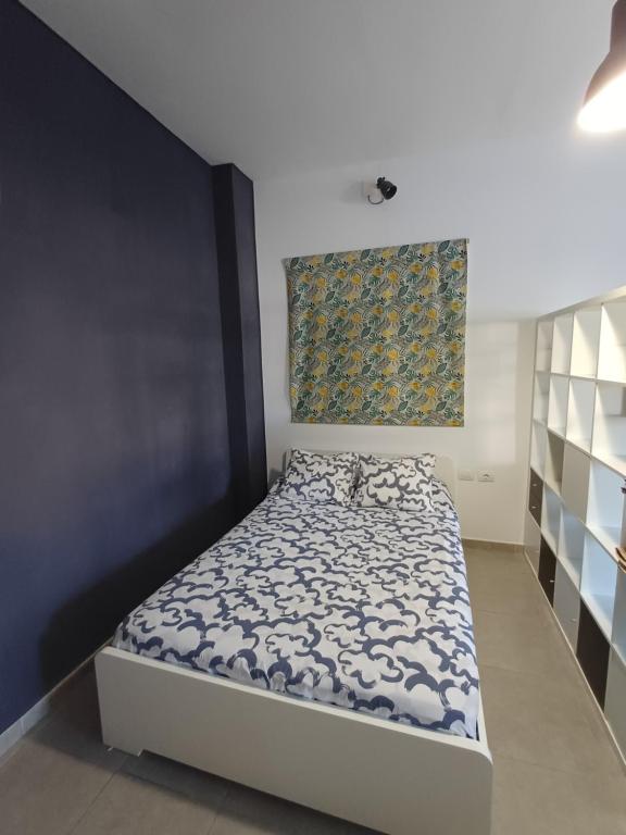 a small bedroom with a bed and a wall at Casa Fede Los Abrigos in Los Abrigos