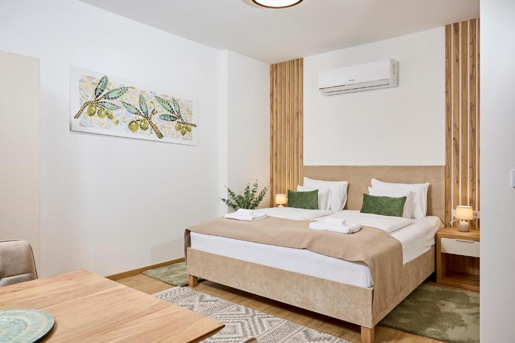 een slaapkamer met een groot bed in een kamer bij Villa Olea in Tihany