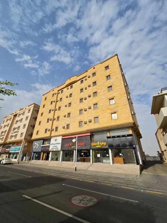 a large building on the side of a street at شقق ترانيم السراة للشقق المخدومة - اقتصادي in Baljurashi