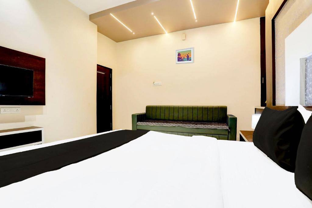 Ένα ή περισσότερα κρεβάτια σε δωμάτιο στο Hotel O Yuvraj Dhage Plot Shivshakti Maidan