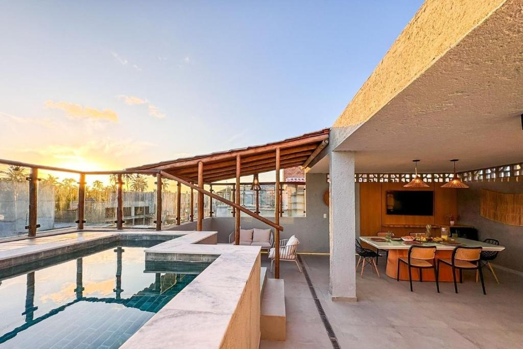 een huis met een zwembad en een patio bij MHV Milagres - Lanaí 30 Refúgio próximo a Praia a poucos metros da Praia e da Capela dos Milagres in São Miguel dos Milagres