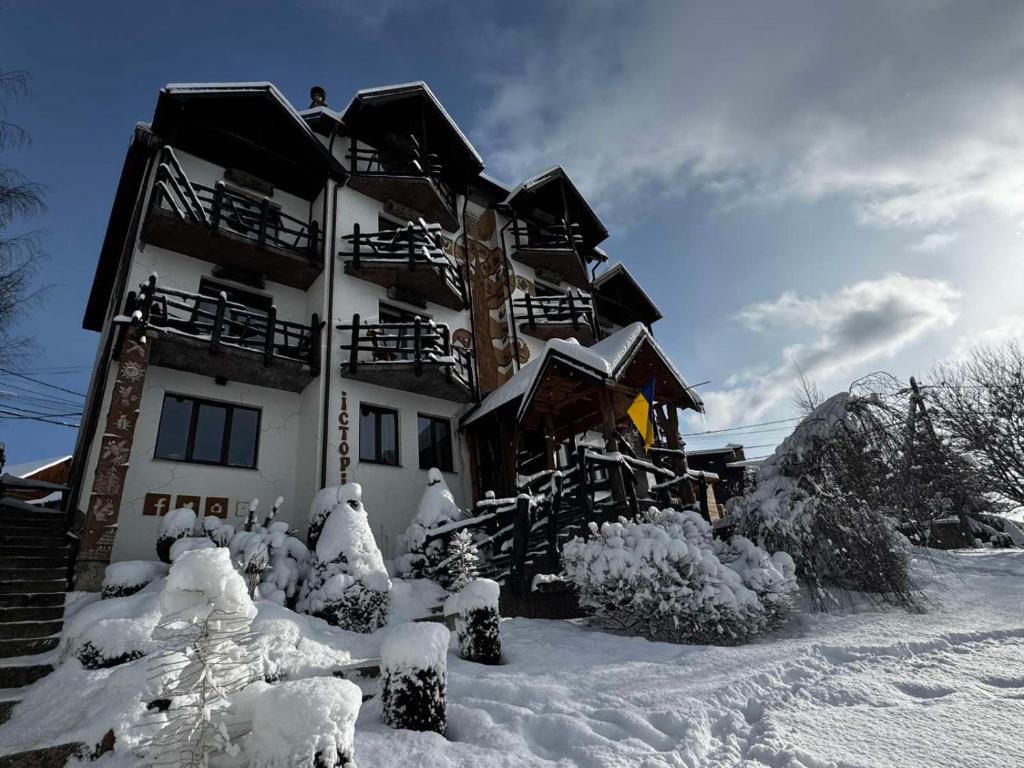 バコヴェルにあるStara Pravda Hotel - Historyの雪に覆われた茂みの家