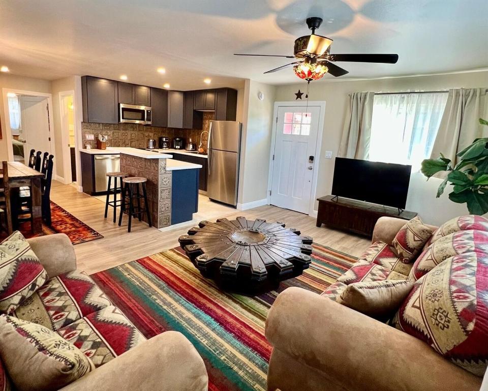 Η κουζίνα ή μικρή κουζίνα στο The Whiskey Row Bungalows - Steps to Downtown!