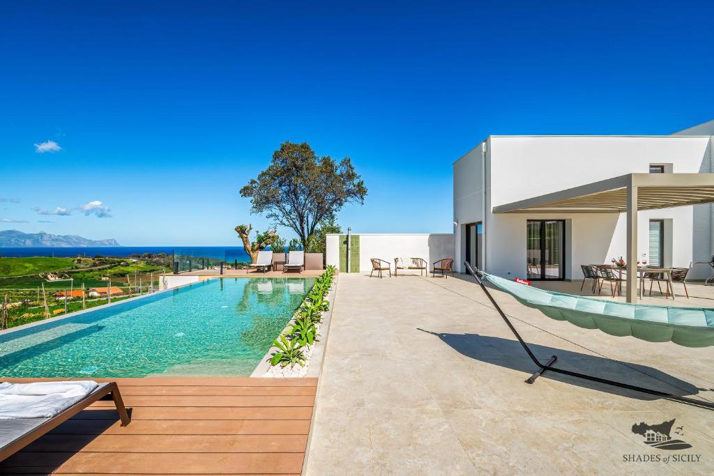 Cette villa dispose d'une piscine et offre une vue sur l'océan. dans l'établissement Villa Castello, à Balestrate
