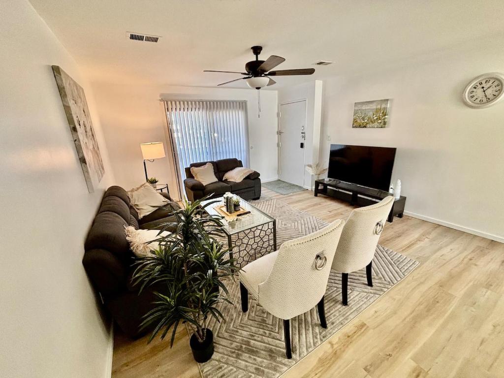 Entire Cozy Apartment Fully Renovated Modern Style في نورث برونزويك: غرفة معيشة بها أريكة وطاولة