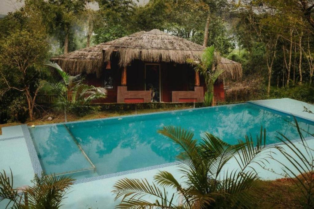 Bazén v ubytování Misty Night Wayanad Pool Resort nebo v jeho okolí