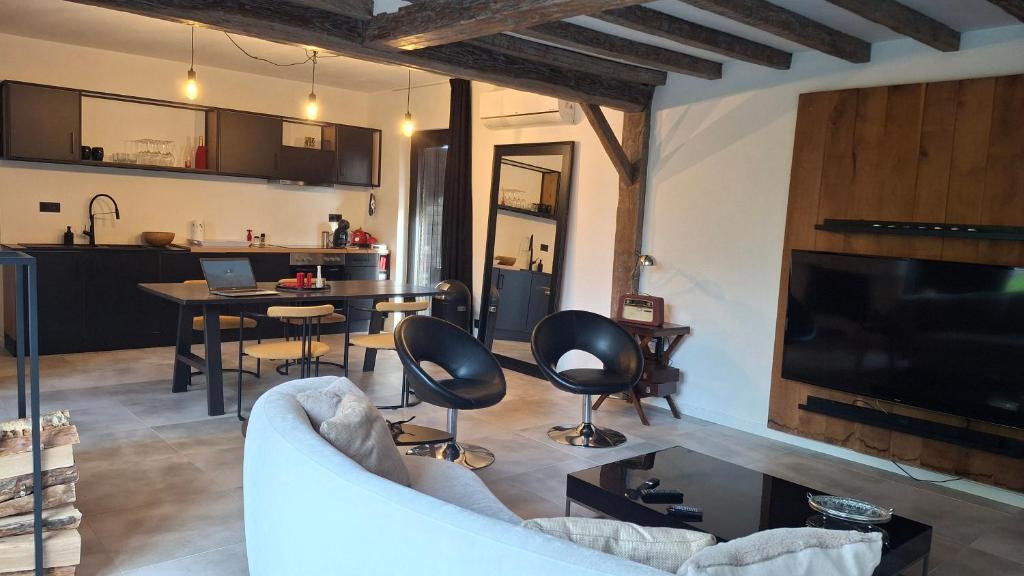 a living room with a couch and a table with chairs at Vichte groundfloor apartment 