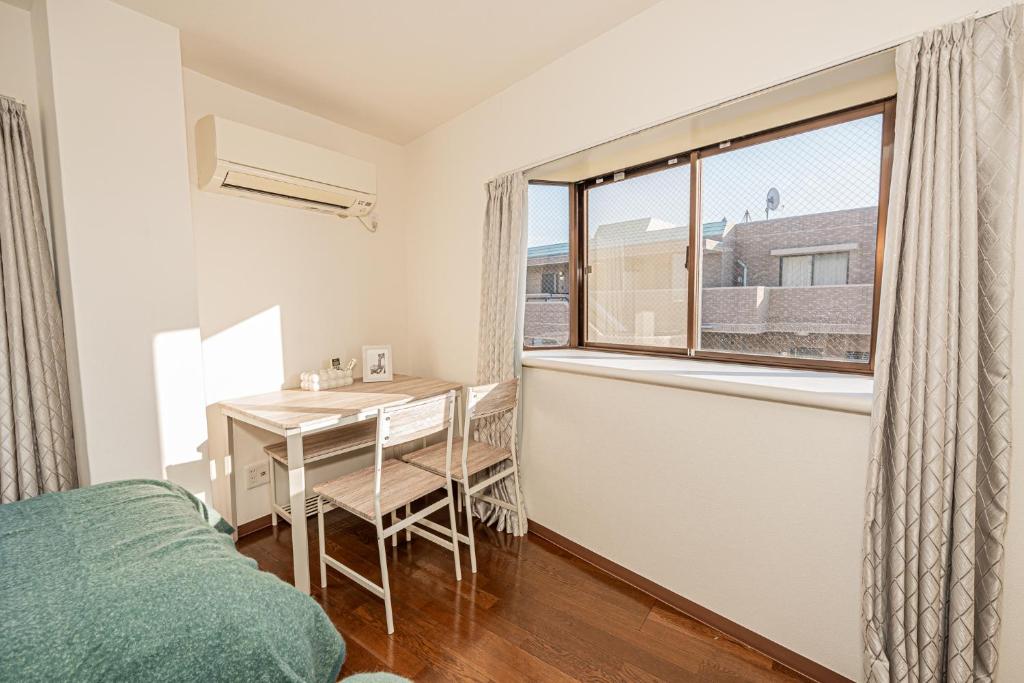 東京にあるsakura 606のベッドルーム(デスク、テーブル、窓付)