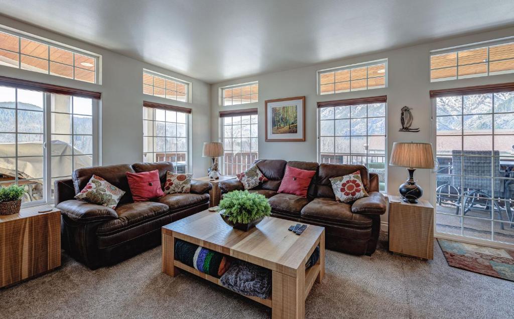 een woonkamer met een bank en een tafel bij NEW - Raven's Nest - DT Leavenworth in Leavenworth