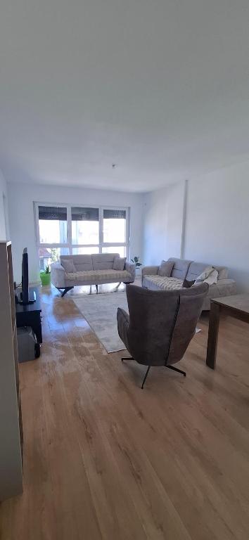 Una sala de estar con dos sofás y una mesa. en Blert's apartment in Gjakova, en Gjakove