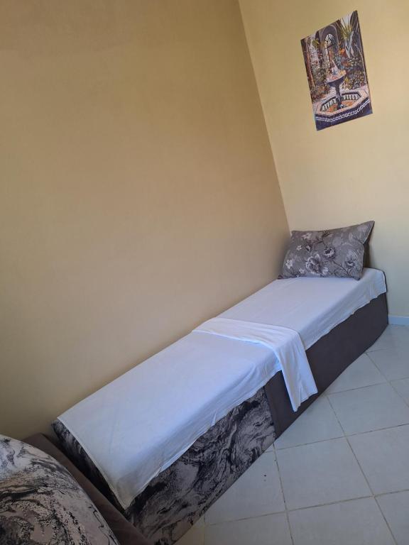 a small bed in a corner of a room at appartement bien situé a SALAM in Agadir