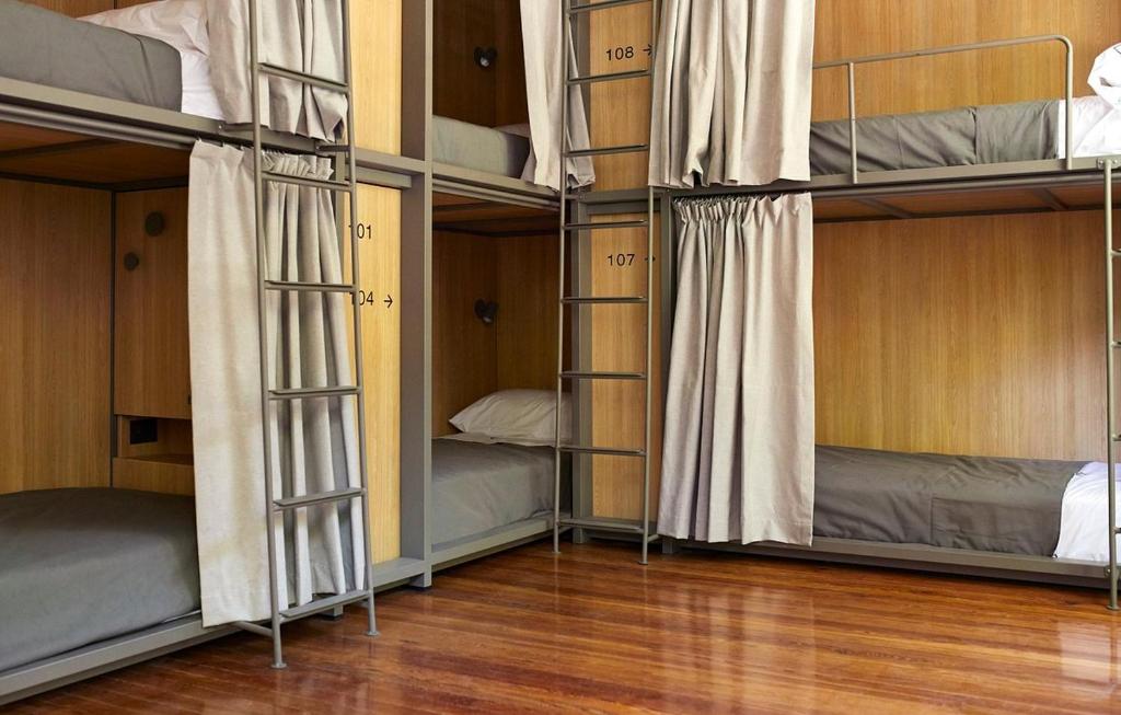 una stanza con quattro letti a castello di Villa Llanca Dominiq a Llança