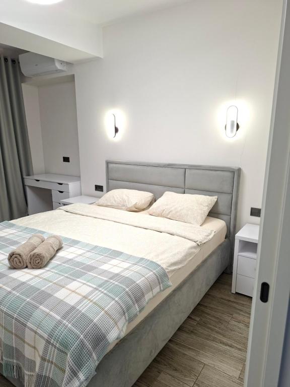 基希讷乌Транзит Сервис 4 Аэропорт- Кишинёв的卧室里有一张床，床上放着两条毛巾。