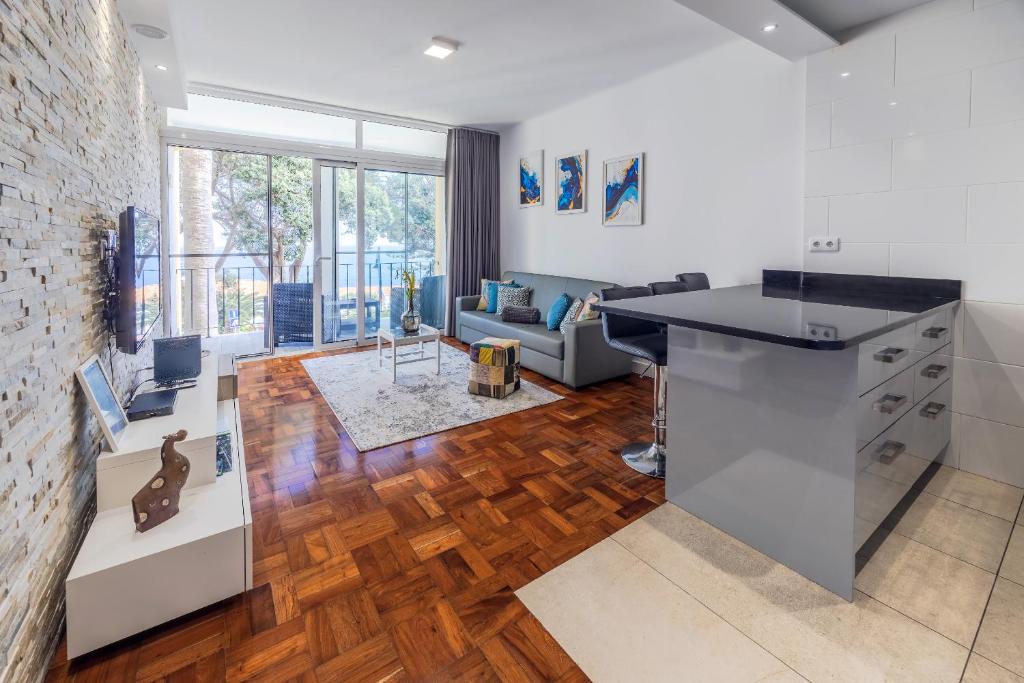 Una cocina y una sala de estar con encimera. en Sea Breeze I, en Caniço