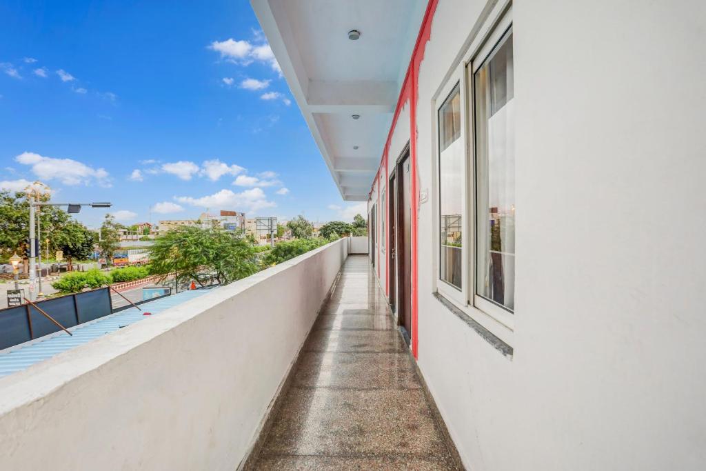 Balkón nebo terasa v ubytování Hotel O Girdharwal Resort