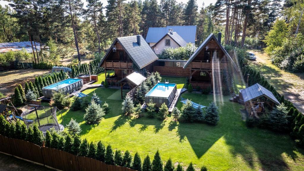 een luchtzicht op een huis met een achtertuin bij KLIMAT ROZTOCZA in Majdan Sopocki
