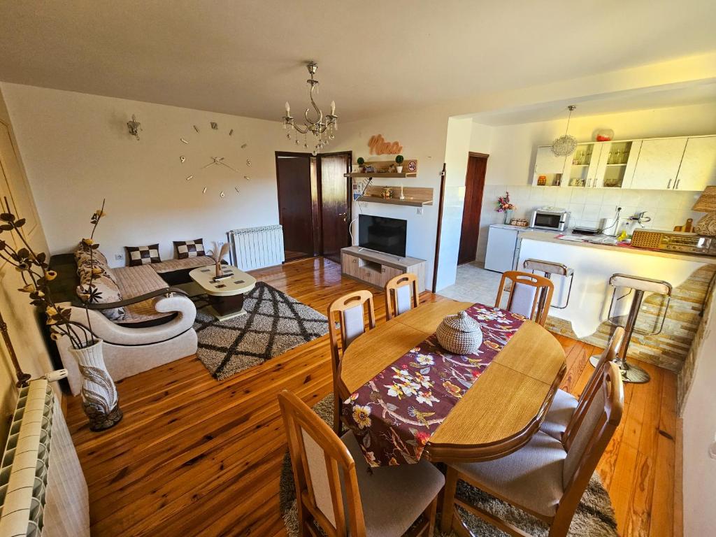 Una cocina o cocineta en Apartmani NINA Zlatar