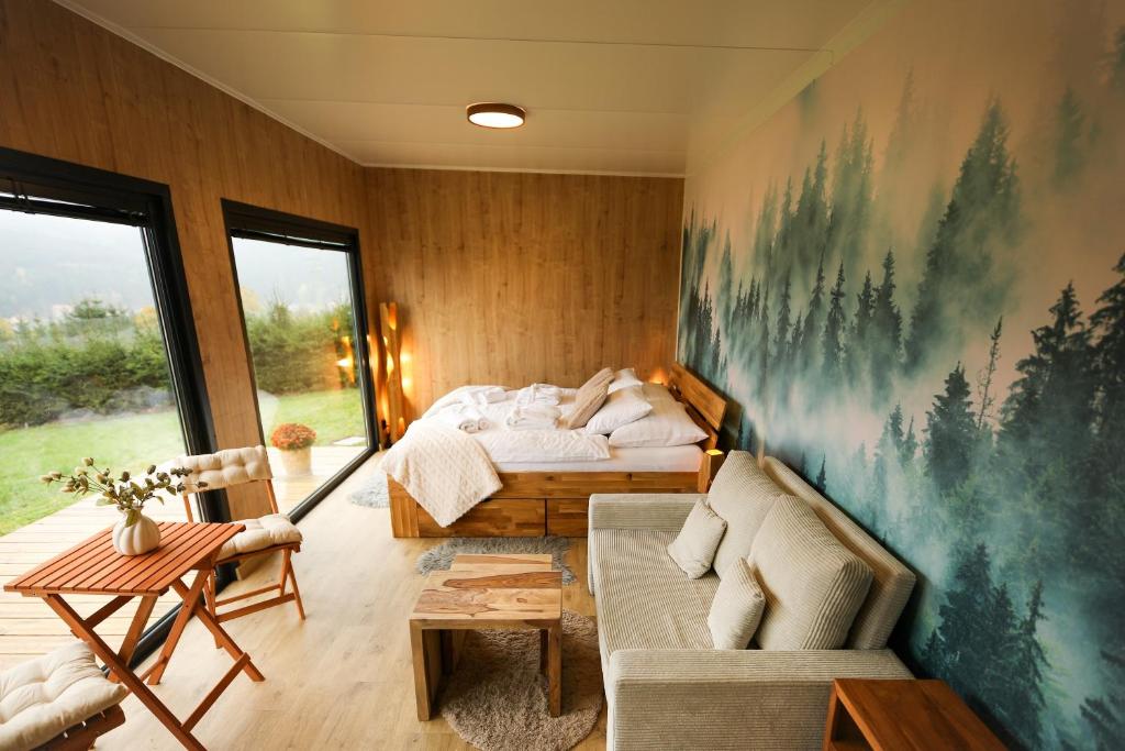 un dormitorio con una cama y un sofá en ermiglamping, en Jince