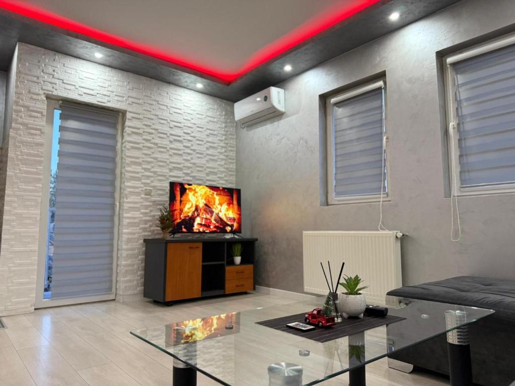 TV a/nebo společenská místnost v ubytování Infinity Apartman Obrenovac, sa parkingom privatnim