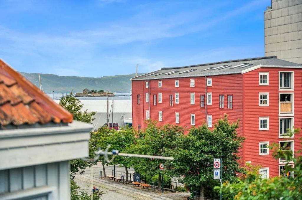 トロンハイムにあるSpacious and modern apartment in the heart of the cityの赤い建物の赤いアパートビル