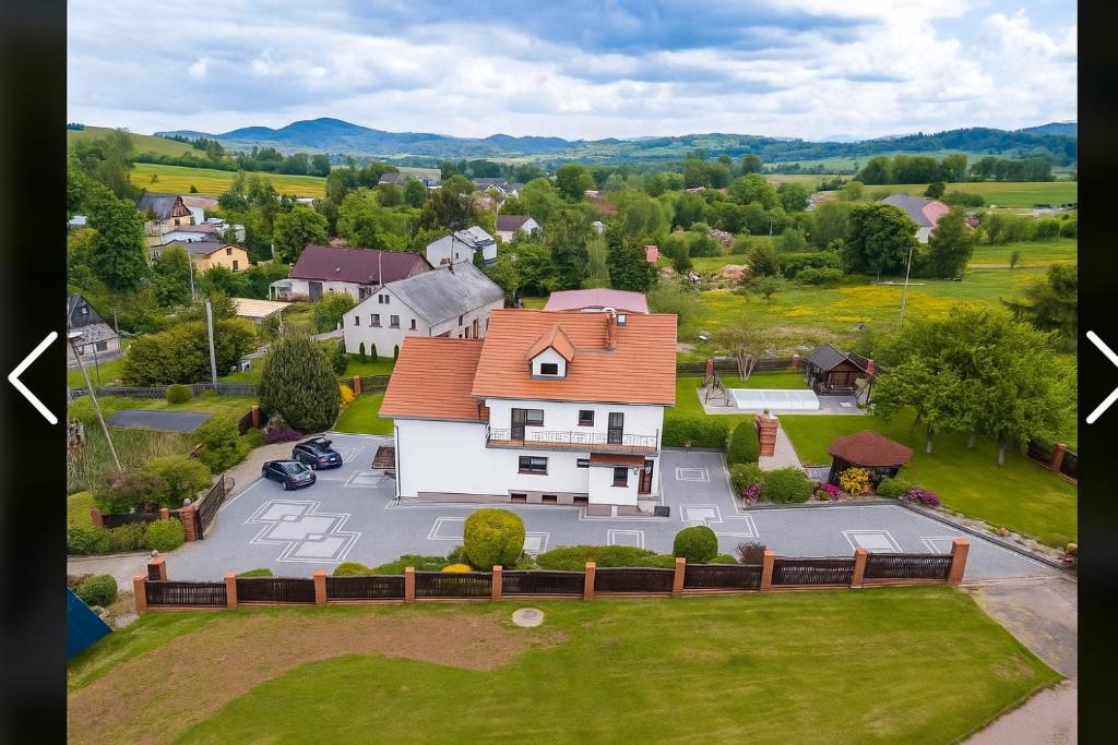 een luchtfoto van een huis met een tuin bij Słoneczny dom w górach, Sauna, basen Karpacz Opawa in Lubawka
