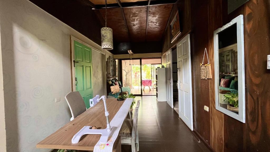 une salle à manger avec une table et des chaises en bois dans l'établissement Chillout House, à Monteverde Costa Rica