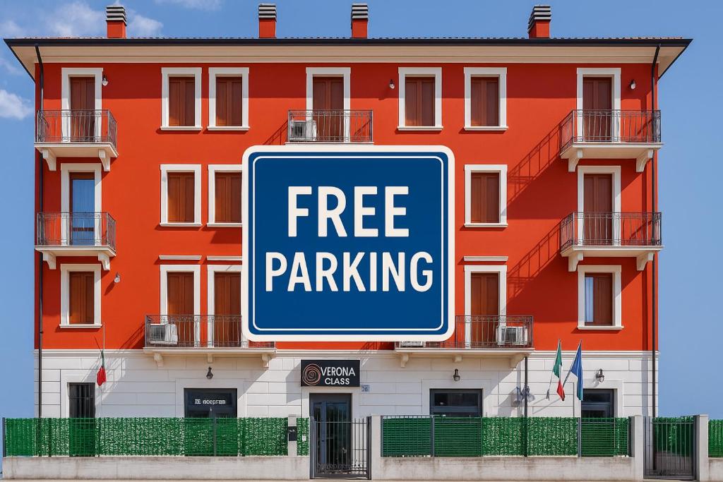 ein Schild mit der Aufschrift „Kostenlose Parkplätze“ vor einem Gebäude in der Unterkunft Verona Class ApartHotel "Residenze del Cuore" in Verona