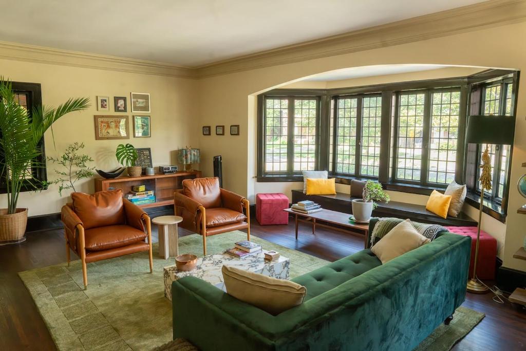 Posezení v ubytování Near Downtown Midtown and Corktown