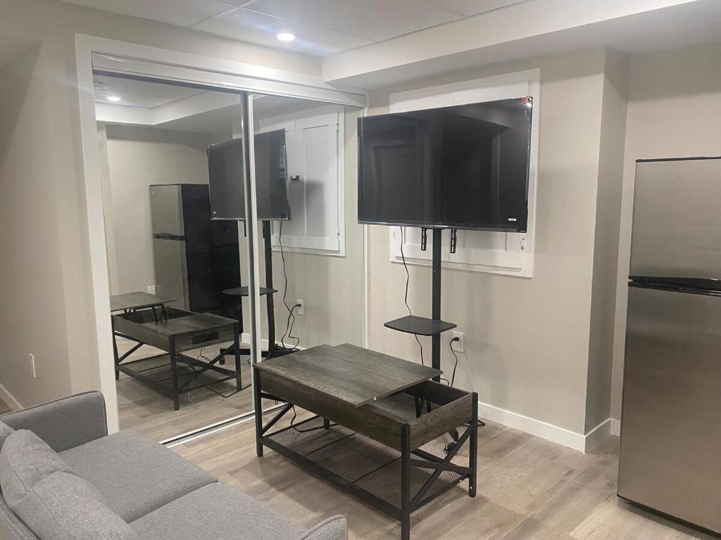 Μια τηλεόραση ή/και κέντρο ψυχαγωγίας στο Elegance Lounge