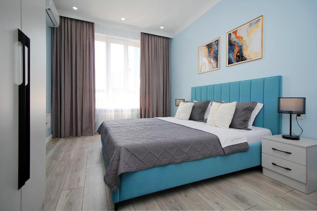 Ένα ή περισσότερα κρεβάτια σε δωμάτιο στο Современный апартамент в центре Алматы, Mega Park - Arbat