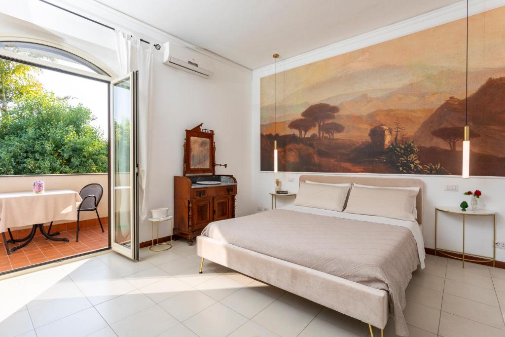 アーチ・カステッロにあるVilla Ortensiaのベッドと壁に絵が飾られた寝室