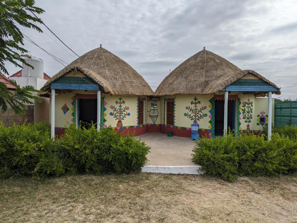 DhordoにあるWhite Rann Homestayの茅葺き屋根の小さな家