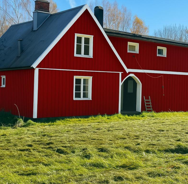 セフレにあるFarmhouse Dalenの黒屋根の赤納屋