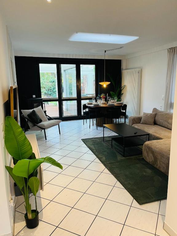 a living room with a couch and a table at OVERNIGHT No5 - Bungalow, Billard, Dart, Kamin in Hannover