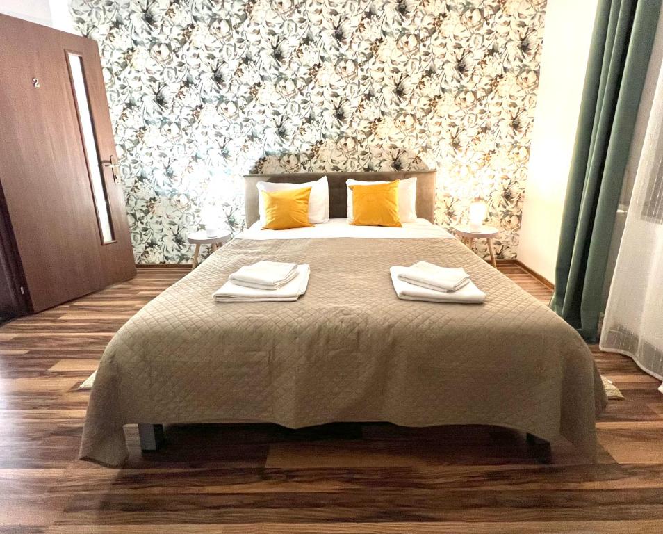 Ένα ή περισσότερα κρεβάτια σε δωμάτιο στο S-HOUSE Apartament spatios cu 2 dormitoare, curte, bucatarie, terasă și parcare privată aproape de Sibiu