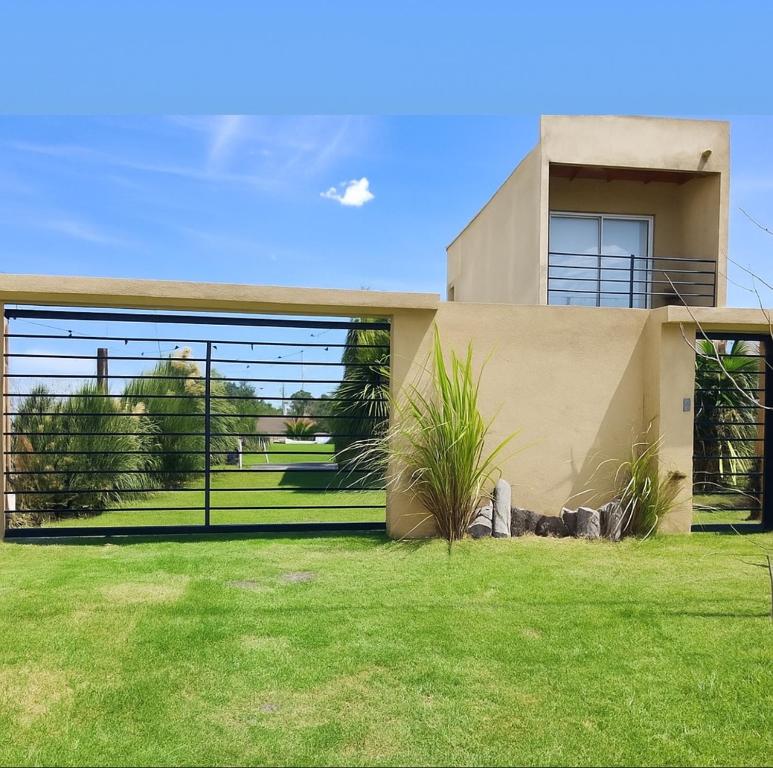 a modern house with a large garage at Quinta Canning MyP in Canning