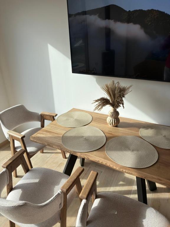 ein Holztisch und Stühle in einem Zimmer in der Unterkunft Domivka котедж із чаном-джакузі, каміном і кіно-зоною у Cлавську in Slawske