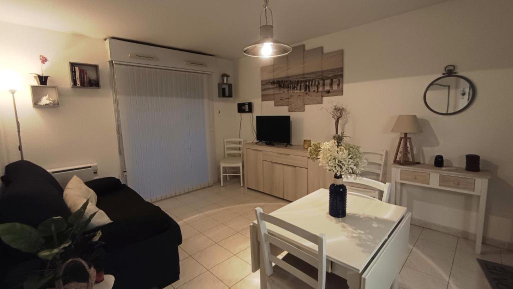 Μια τηλεόραση ή/και κέντρο ψυχαγωγίας στο A 400m de la plage