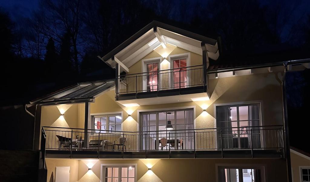 WessobrunnにあるXXL-Ferienwohnung "Panoramablick"のバルコニー(照明付)が備わる大きな建物です。