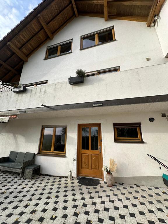 ein Haus mit einer Tür und einem karierten Boden in der Unterkunft Ferienwohnung in Rheinfelden, Grenznähe und Blick auf die Schweiz in Karsau