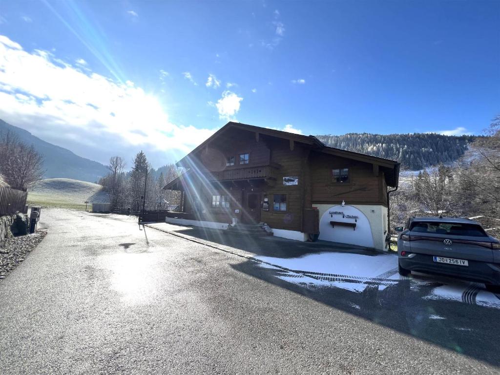 een vrachtwagen geparkeerd voor een huis bij Gerhards Landhaus in Wagrain