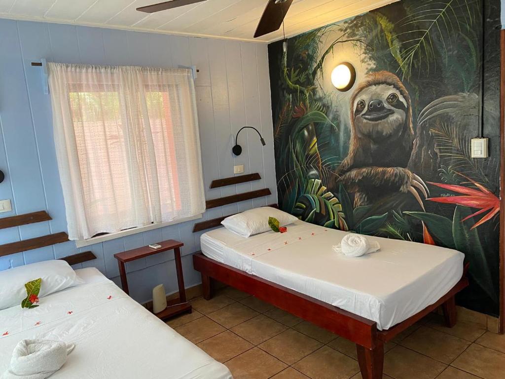 Postel nebo postele na pokoji v ubytování Jane's Beach Resort