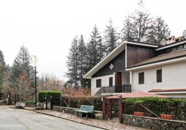 a building with a bench in front of a house at Arcinazzohouse in Canterano